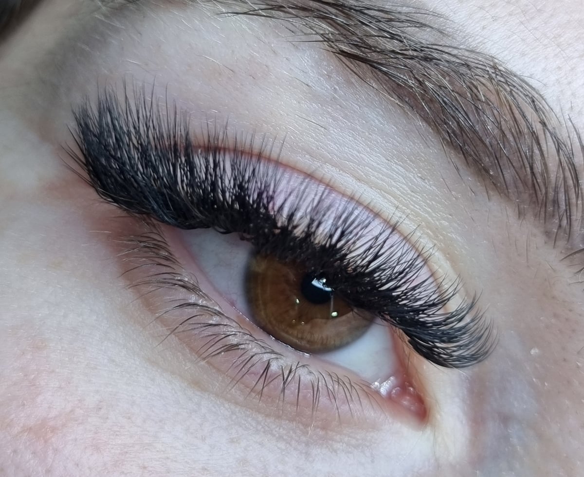 Willkommen Barbara - Unsere neue Wimpernspezialistin - Bild 1